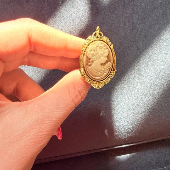 Sara Sotti Elegant 18K Gold Plated Cameo Ring Adjustable Size - Picture 4 of 5